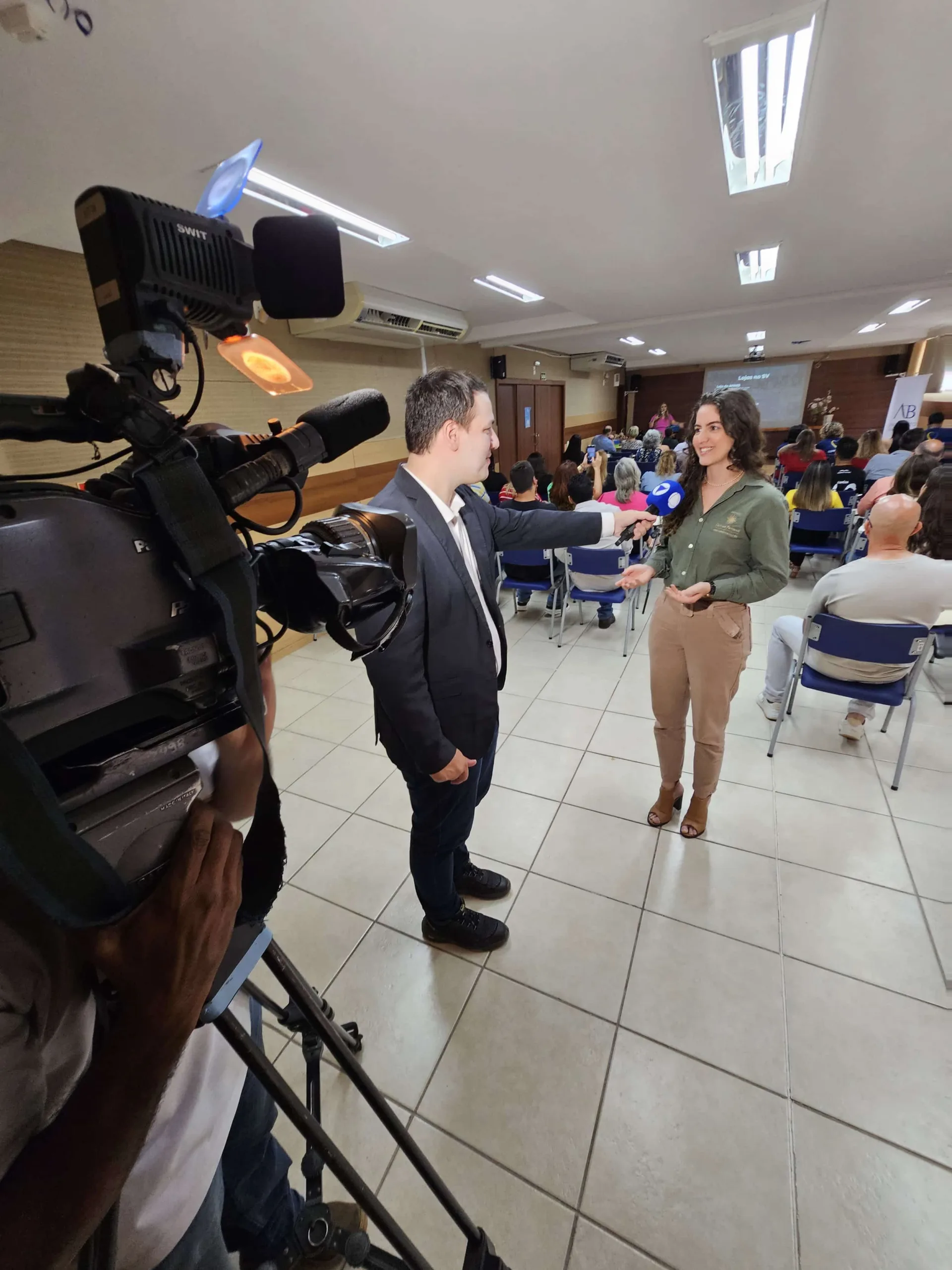 Entrevista sobre o apoio do IAB ao Instituto Últimos Refúgios Texto alternativo: Presidente do Instituto Últimos Refúgios sendo entrevistada pela TV Vitória, destacando a conquista do apoio do IAB