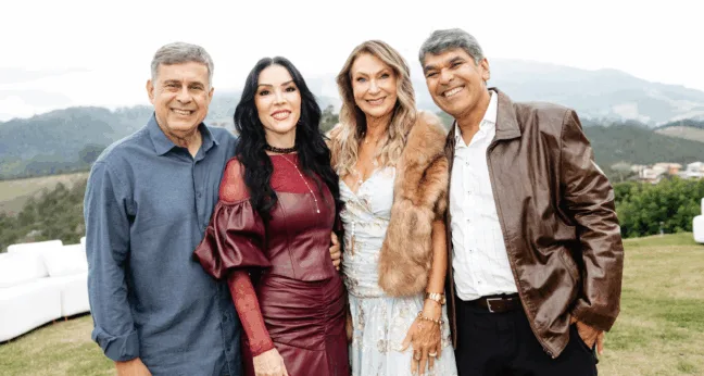 O elegante sunset party de Claudia Mameri em Pedra Azul